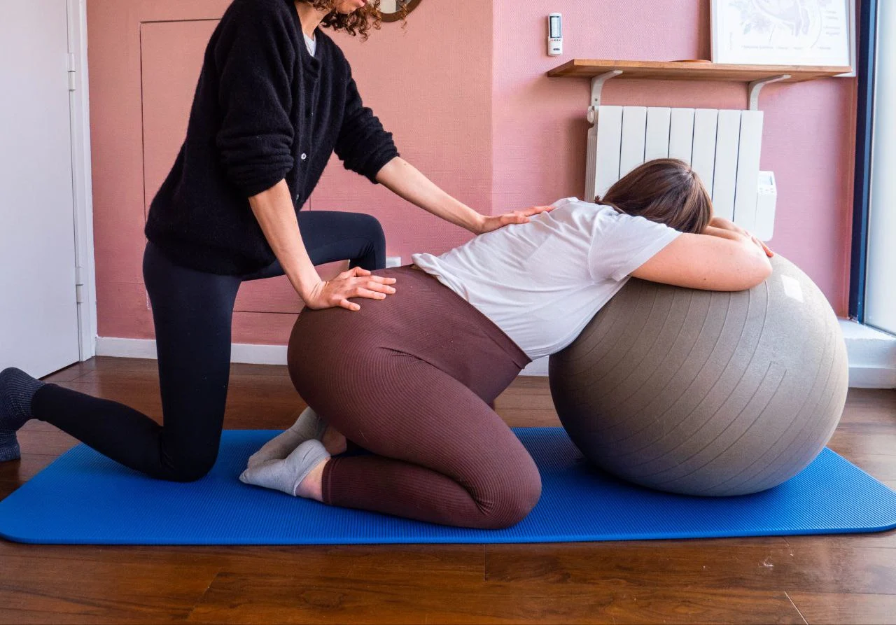 Renforcement abdomino-périnéal au ballon, accompagné par la kinésithérapeute