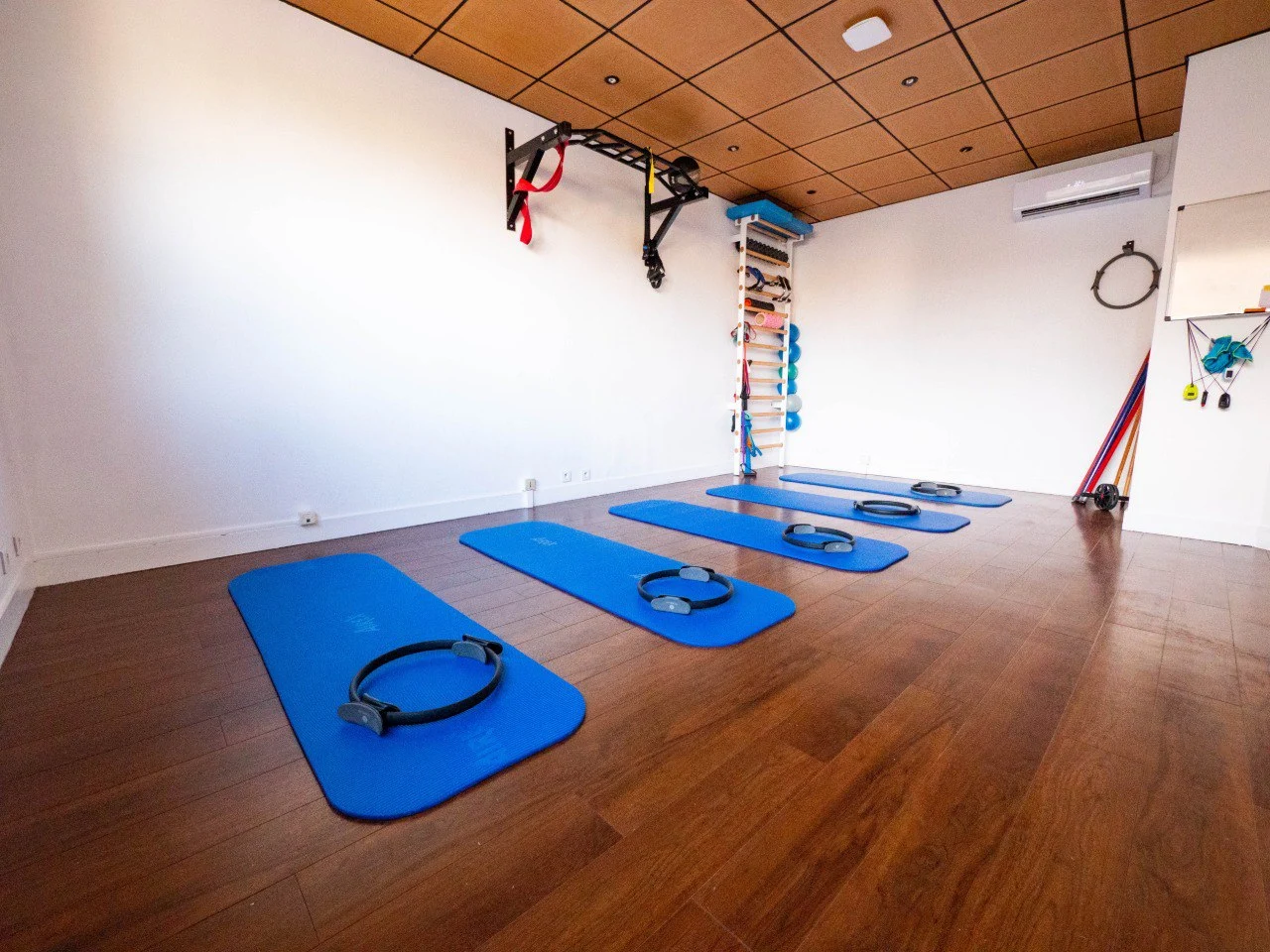 Salle de cours collectifs avec tapis et équipements